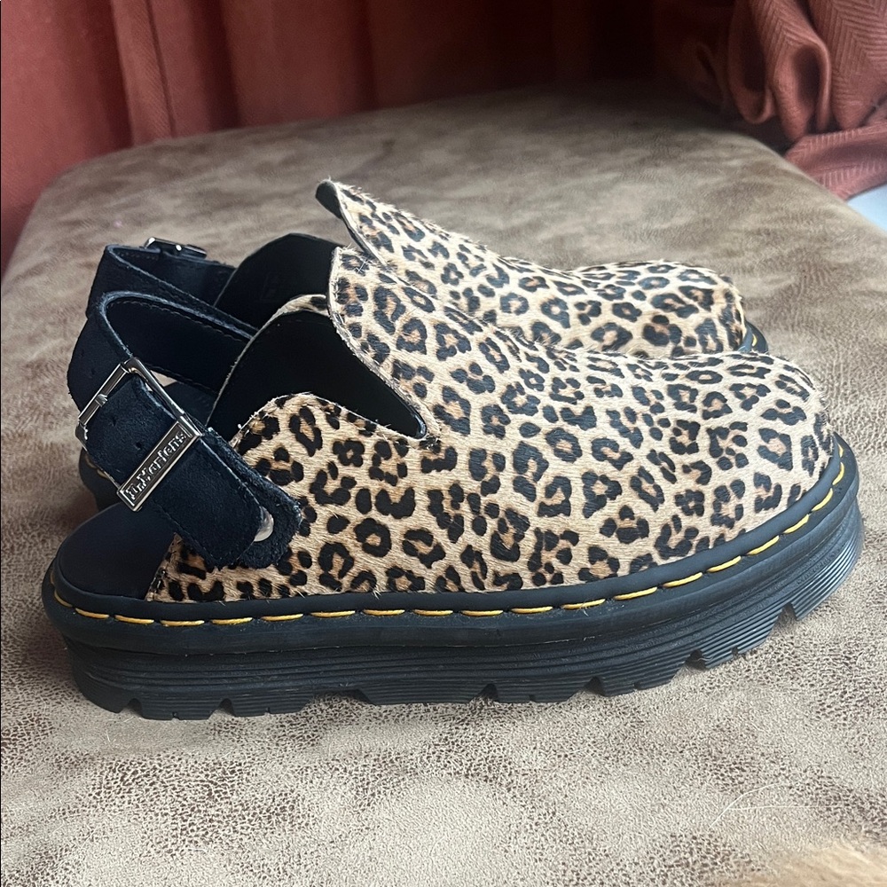 Dr. Martens Zebzag Leopard Print Clog Sandals with Back Strap sz 8
